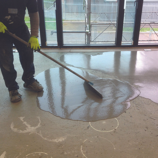 Superbond Easi-Fließestrich – Schnellhärtender, selbstverlaufender Industrie-Estrich